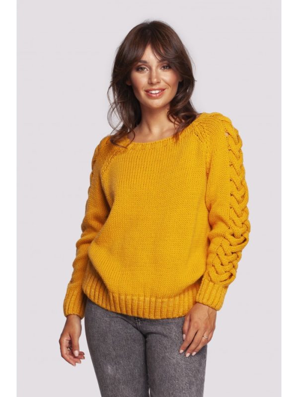 BK090 Sweter z szerokim dekoltem i warkoczem na rękawach - miodowy z wełną ❤