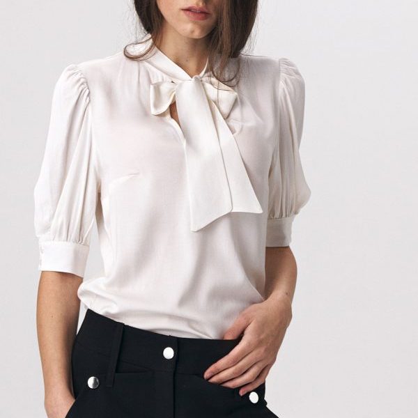 Elegancka bluzka ecru z wiązaniem na dekolcie - B107