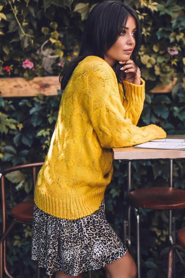 BK038 Sweter ze splotem typu warkocz - miodowy