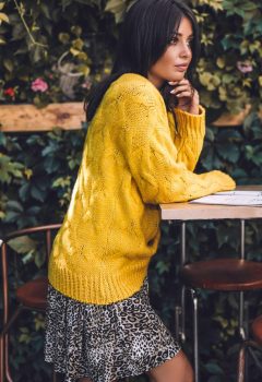 BK038 Sweter ze splotem typu warkocz - miodowy